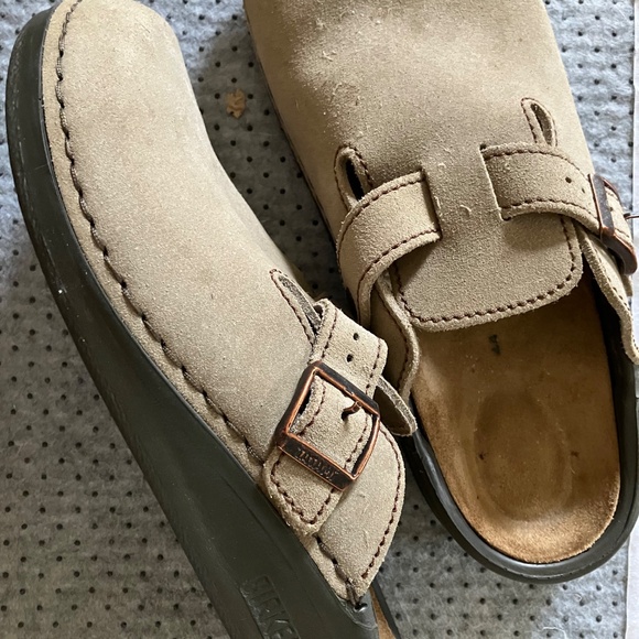 Men\'s size 11 tan suede Birkenstock sandals in box - open back closed toes main image 8